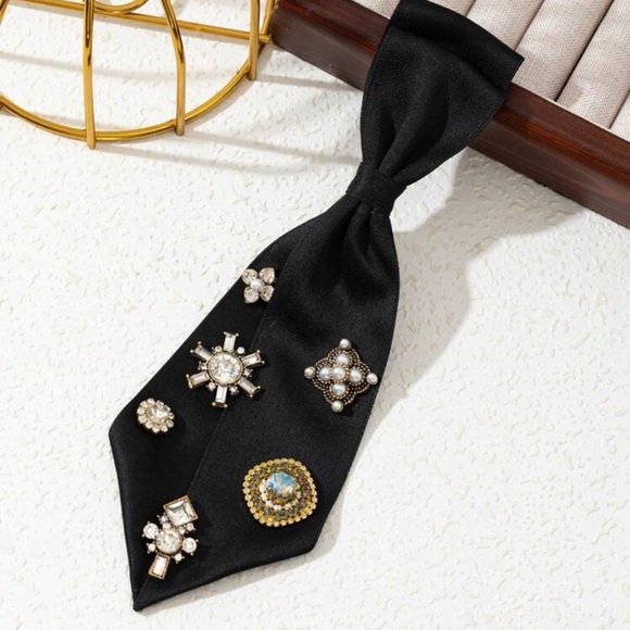 Elegant Brooch, Tie Necklace with embellishments in Beige, Black and Grey NWT - Picture 6 of 10